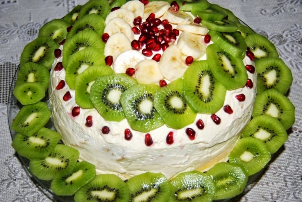 Tort naleśnikowy z kajmakiem i owocami