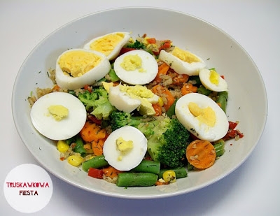 Jaja na twardo z mieszanką warzyw i komosą ryżową 