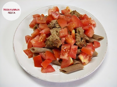 Mięso mielone z indyka z pełnoziarnistym makaronem i pomidorem