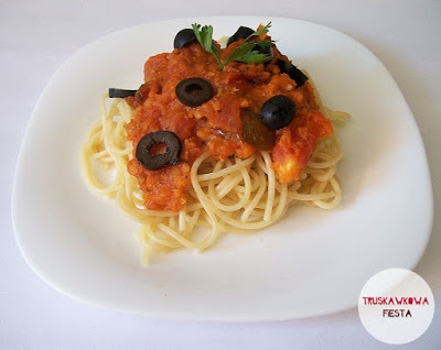 Makaron spaghetti z czerwoną soczewicą i pomidorami