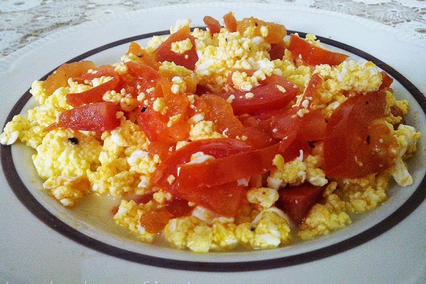 Jajecznica na maślance z pomidorami 