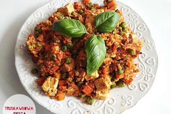 Tofu wędzone z kaszą bulgur i marchewką z groszkiem