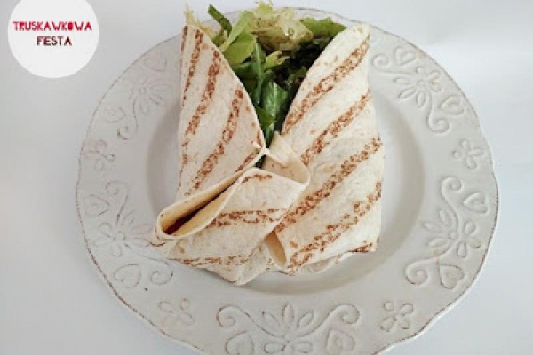Tortilla z tofu wędzonym, miksem sałat i pomidorkami