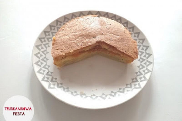 Ciasto ryżowe z dżemem brzoskwiniowym