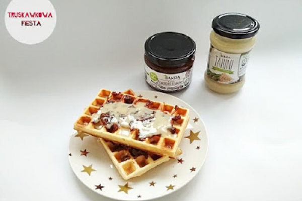 Gofry z tahini i kremem karobowo-sezamową