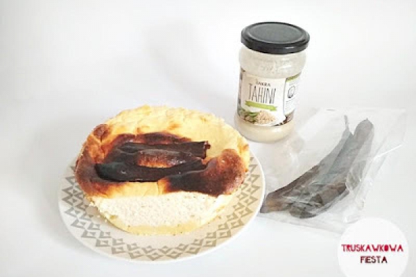 Serniczek z tahini i strąkami karobu