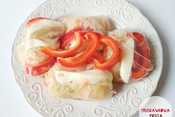 Rollsy z mozzarellą light, kapustą kiszoną i papryką czerwoną