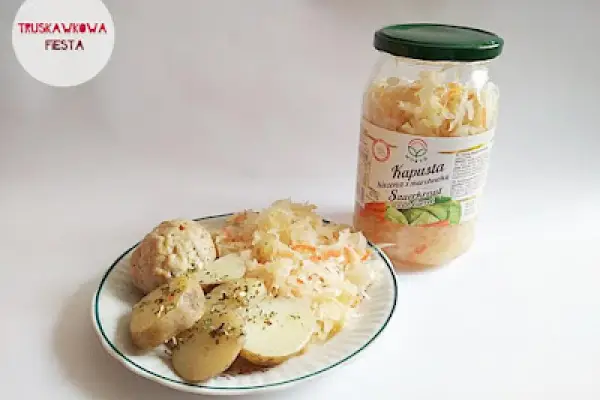 Kotlecik drobiowymi z ziemniakami, kapustą kiszoną z marchewką