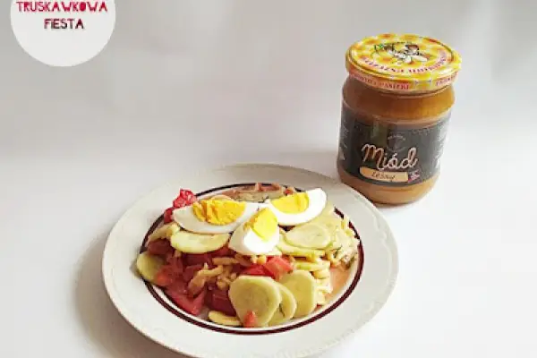 Sałatka z jajkami, ogórkiem, pomidorem, makaronem i dressingiem miodowo-musztardowym