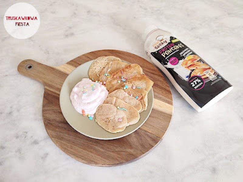 Proteinowe pancakes z jogurtem malinowym z mascarpone