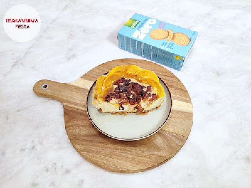 Serniczek bananowy z ciasteczkami sugar free, kaki i śliwką