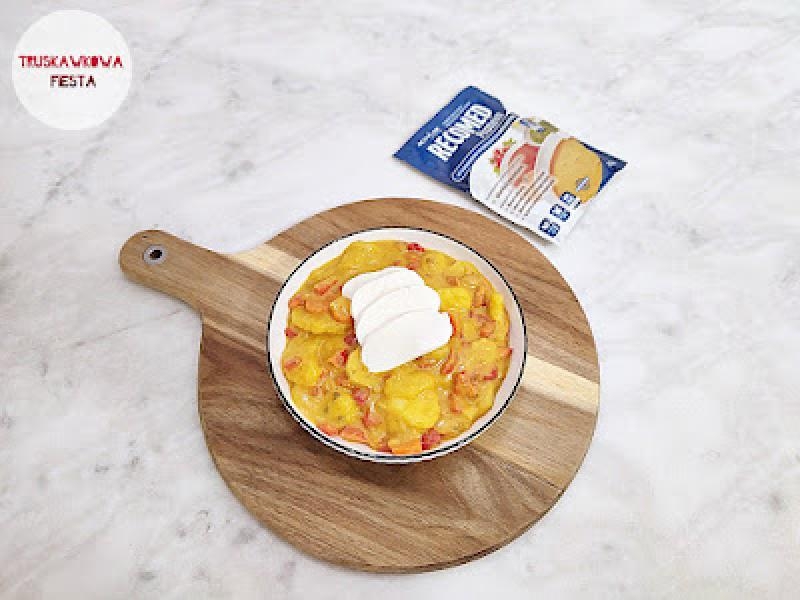 Zupa krem dyniowa z mozzarellą, papryką czerwoną marchewką, pietruszką, cebulą białą i ziemniakami