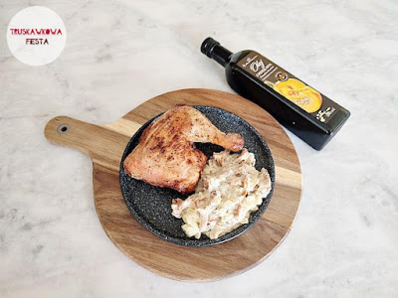 Smażona w air fray erze ćwiartka z kurczaka w sosie kurkowo-śmietanowym i olejem z pestek dyni