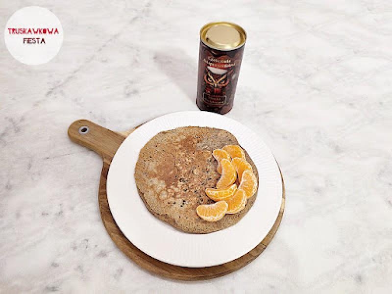 Omlet gryczany z czekoladą adaptogenialną, bananem, orzeszkami ziemnymi i pestkami słonecznika