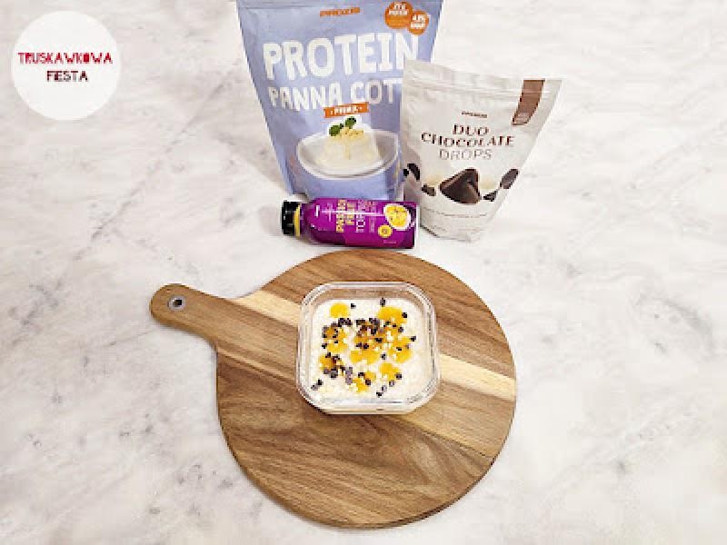 Proteinowa panna cotta z polewą z marakui i czekoladowymi dropsami