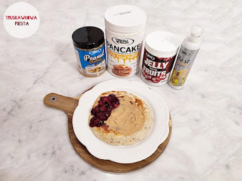 Omlet o smaku truskawkowym z masłem orzechowym, frużeliną malinową