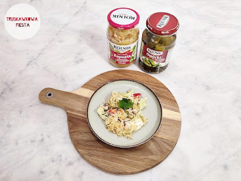 Twaróg biały z kiszoną kapustą, ogórkami konserwowymi, papryką czerwoną, pieczarkami, miksem sałat i sosem pomidorowym