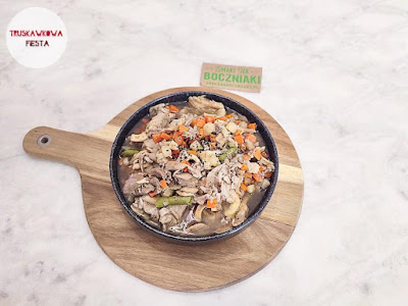 Zupa z wątróbką drobiową, mieszanką warzyw i boczniakami