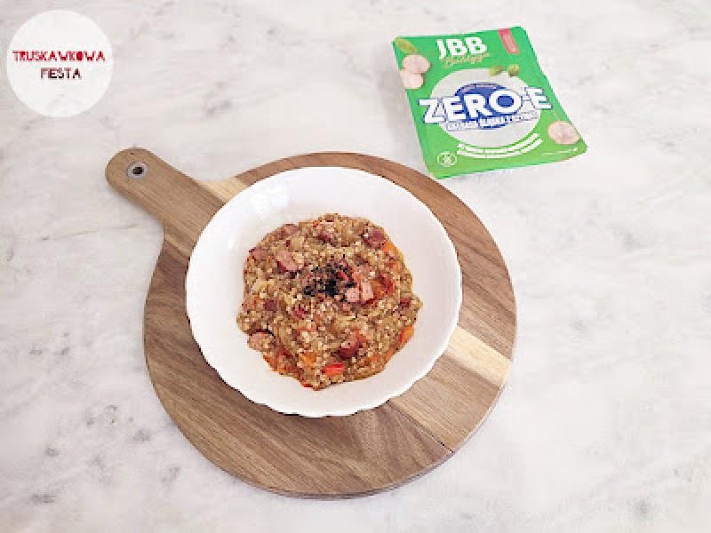 Kaszotto gryczane z kiełbasą śląską z szynki, papryką czerwoną, pomidorkami, gruszką i cebulą białą