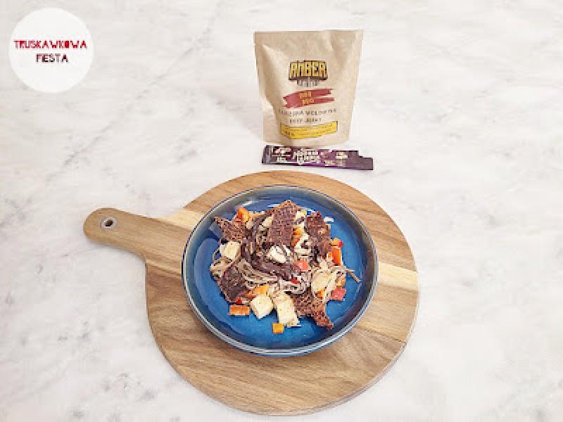 Suszona wołowina z tofu wędzonym, kremem orzechowo-czekoladowym makaronem soba, papryką czerwoną i kapustą kiszoną