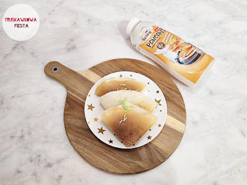 Klasyczne naleśniki z konfiturą z czarnej porzeczki