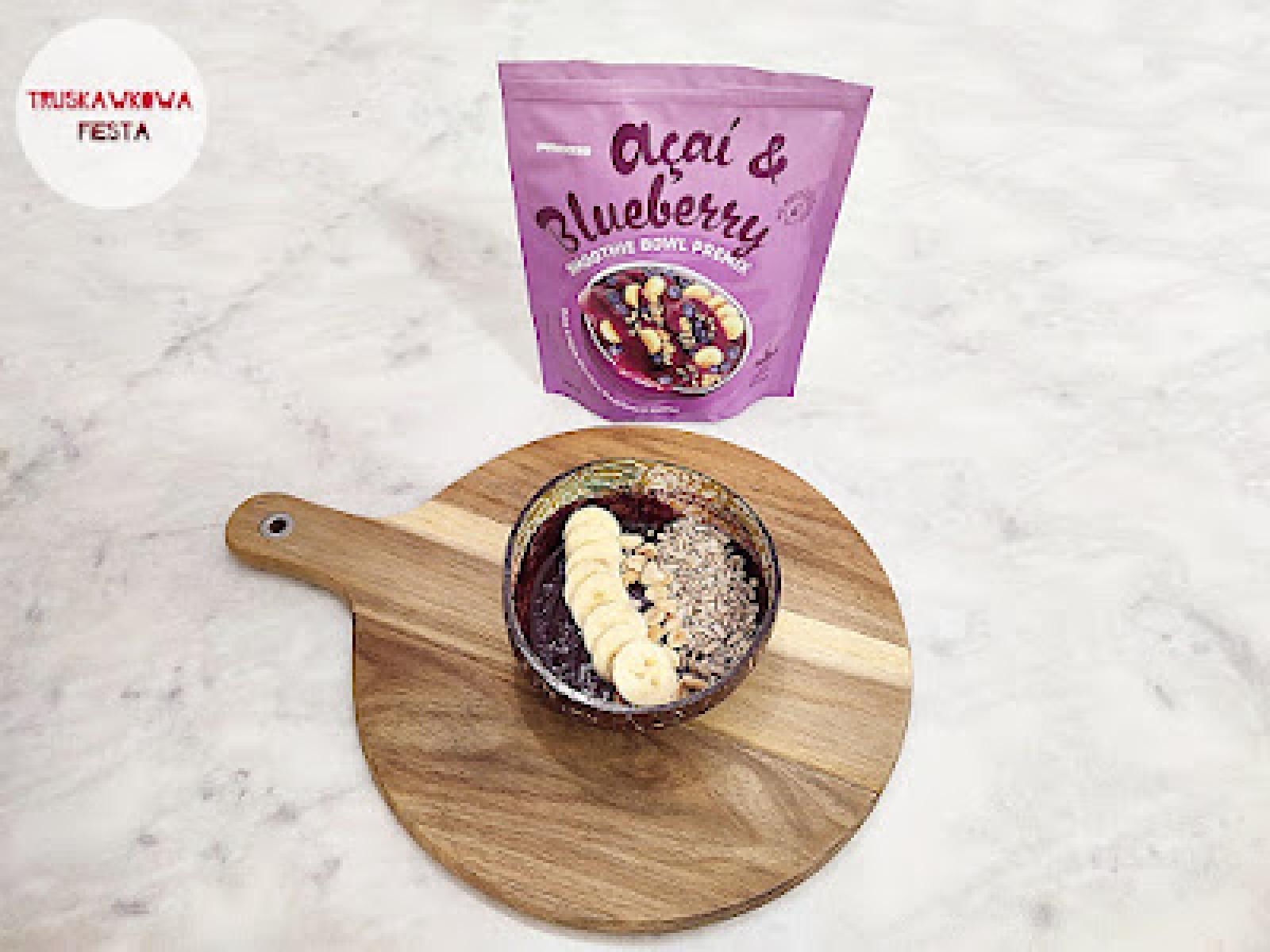 Smoothie bowl acai i owoce jagodowe z nasionami słonecznika, orzechami ziemnymi i bananem