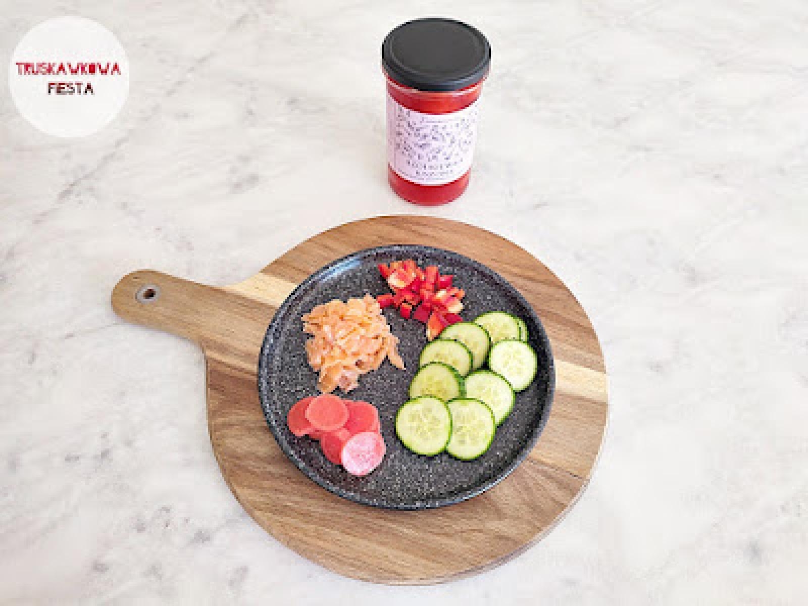 Łosoś wędzony na zimno z rzodkiewką kiszoną, papryką czerwoną i ogórkiem szklarniowym