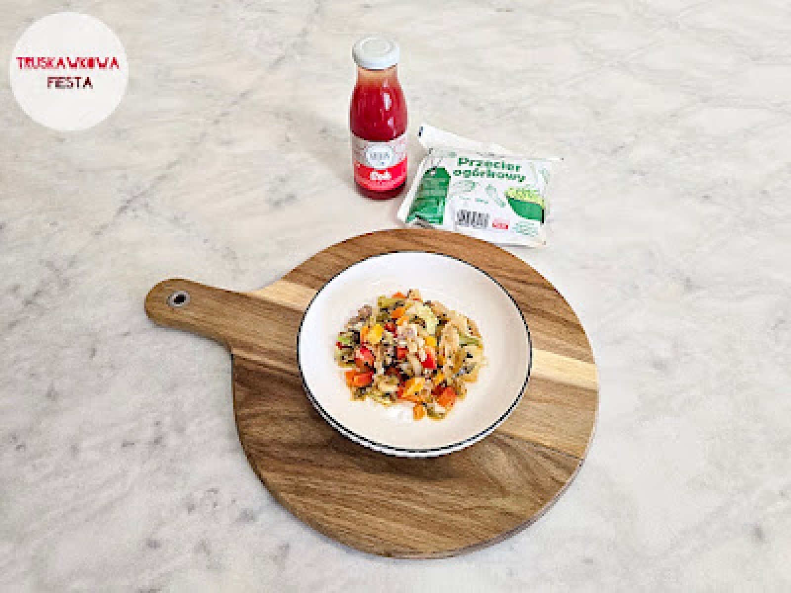 Potrawka z żołądki drobiowe z papryką czerwoną, kapustą kiszoną, kapustą pekińską, pieczarkami, mieszanką wiosenną, przecierem ogórkowym, sokiem z kiszonych pomidorów