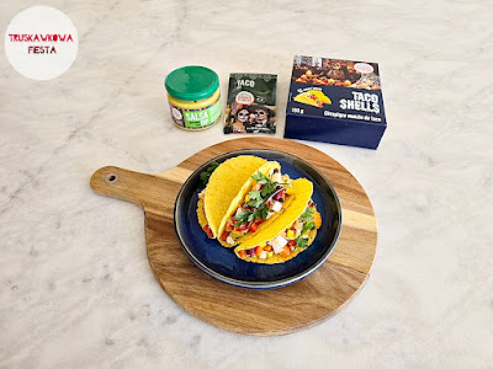 Tacos z z mięsem wieprzowy, bukietem warzywnym, papryką czerwoną, kapustą kiszoną, kapustą pekińską, kukurydzą, fasolą i salsą guacamole, przyprawią taco