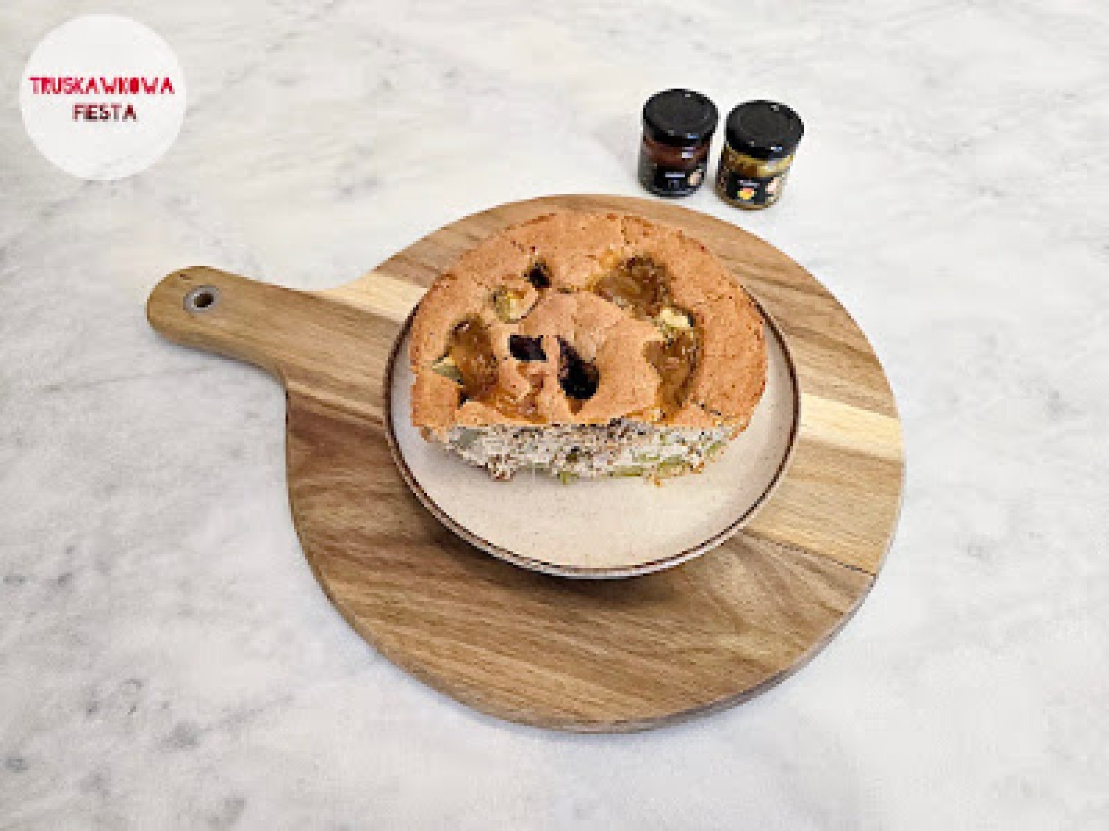 Ciasto owsiane z bananem, rabarbarem i konfiturami ze śliwką i mango