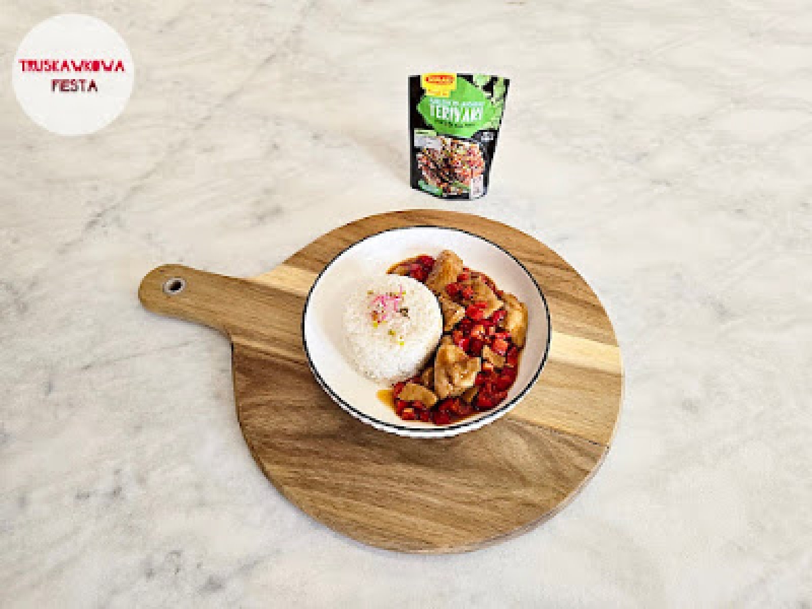Kurczak teriyaki z papryką czerwoną, cebulą dymką i ryżem białym
