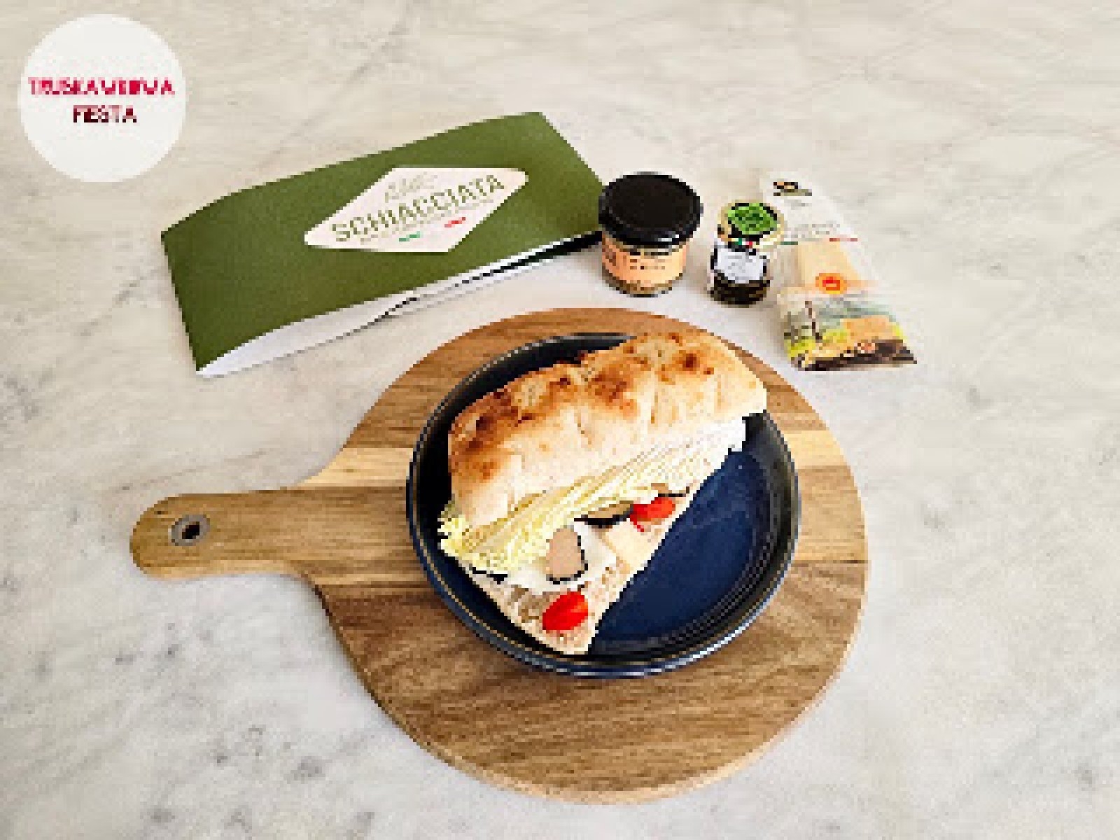 Schiacciata z musztardą di frutti, serem pergamino reggiano, truflami, mozzarellą light, pomidorkami i kapustą pekińską