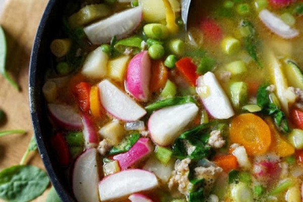 Zupa minestrone z młodych warzyw z mielonym indykiem