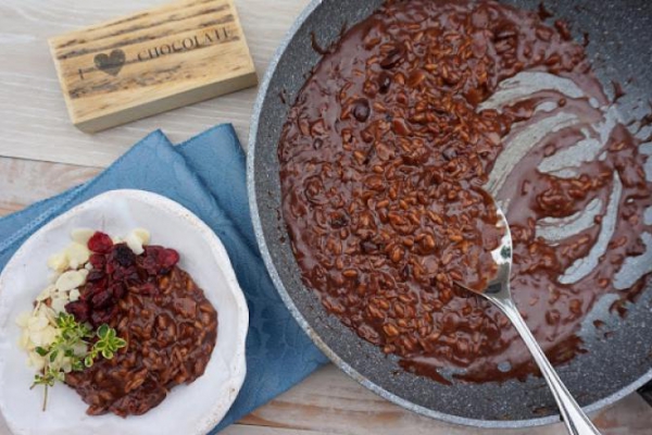 Czekoladowe risotto z migdałami i żurawiną