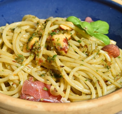 Spaghetti z pesto bazyliowo- pomidorowym, migdałami