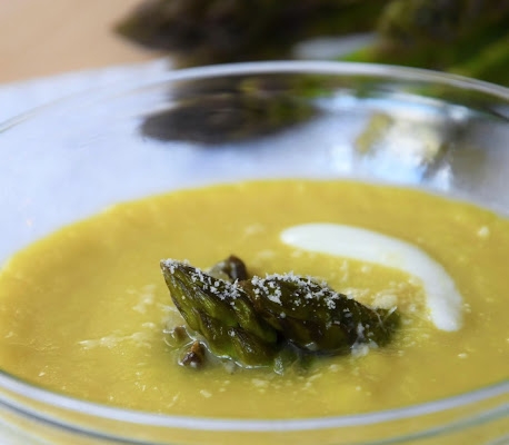 zupa krem z zielonych szparagów i cebuli
