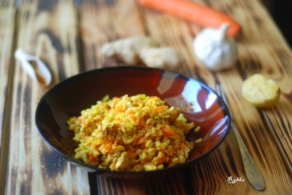 Orientalny ryż z indykiem