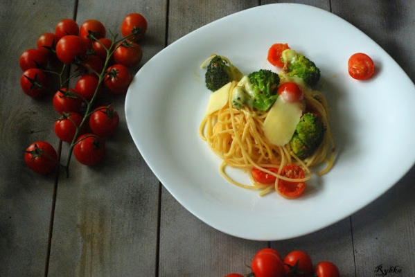 Spaghetti z brokułem i pomidorami