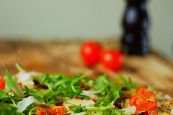 Pizza z białym sosem, pomidorkami i rukolą
