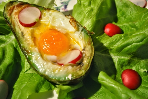 awokado zapiekane z jajkiem --- avocado al forno con uovo