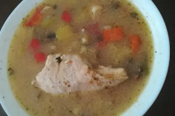 zupa-bulion z golonki i wieprzowych nożek