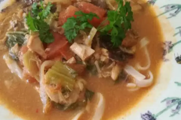 Tajska zupa z czerwonym carry i makaronem