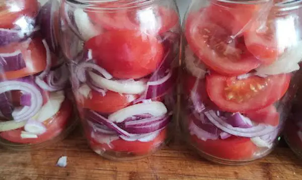 Salatka pomidory w ziolach