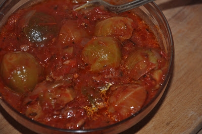  smazona brukselka w sosie pomidorowym 