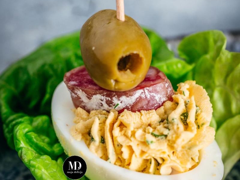 Jajka faszerowane z oliwką i kiełbasą fuet