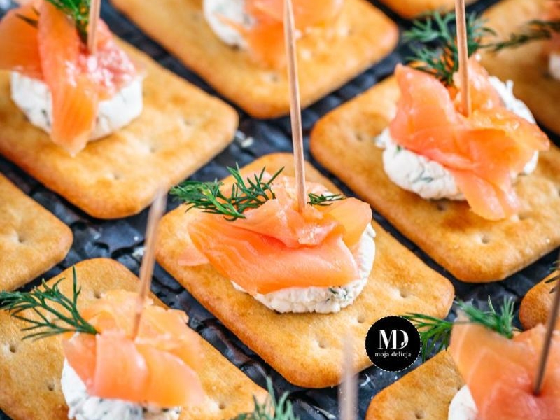 Krakersy z serkiem i łososiem