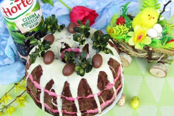 Babka kakaowa z dżemem przełożona kremem malinowym