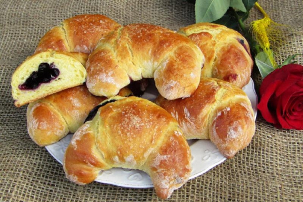 Drożdżowe rogale z jagodami