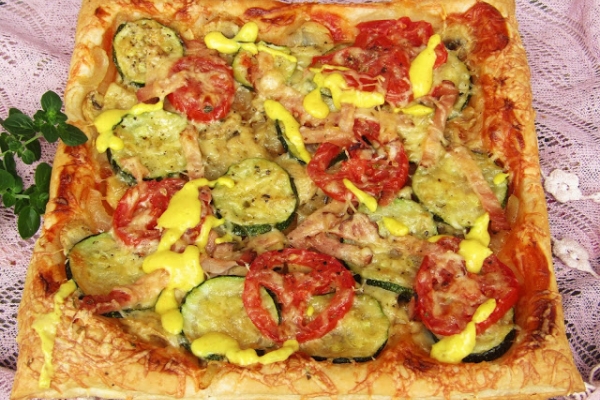Pizza z cukinią, szynką, pieczarkami i pomidorem na francuskim cieście