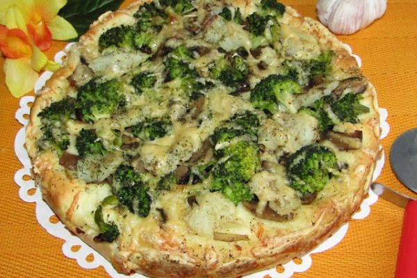 Pizza z brokułem, rybą, pieczarkami i suszonym koperkiem